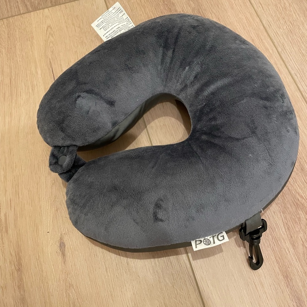 Travel neck pillow